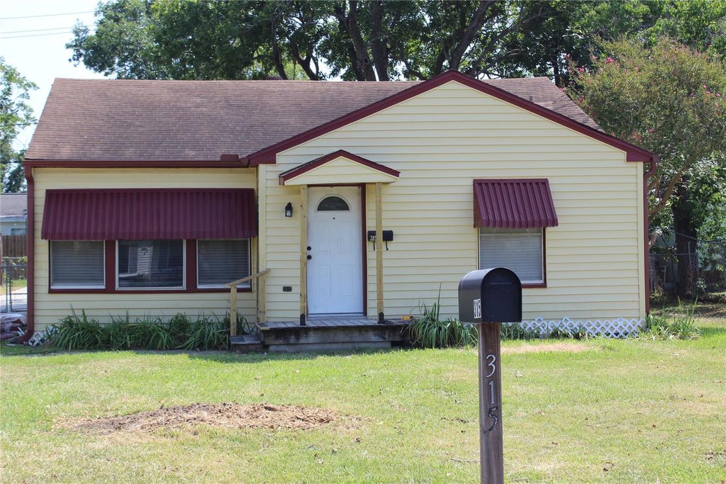 315 S Kansas Street, La Porte, TX 77571