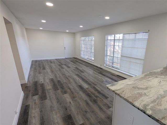 2101 Fountain View Drive 76, Houston, TX 77057