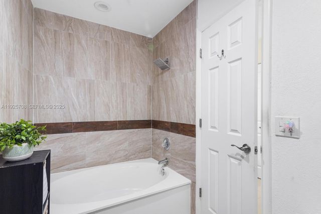 371 Fairway Cir 56, Weston, FL 33326