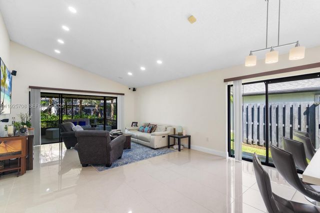 371 Fairway Cir 56, Weston, FL 33326