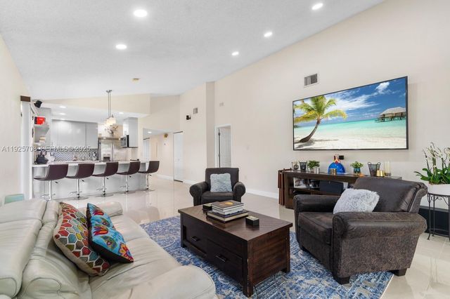 371 Fairway Cir 56, Weston, FL 33326