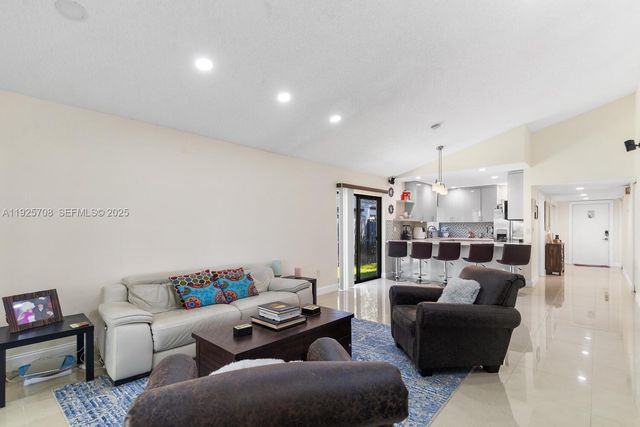 371 Fairway Cir 56, Weston, FL 33326