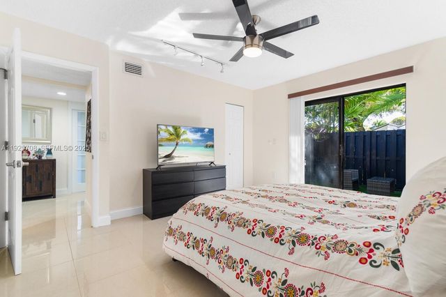 371 Fairway Cir 56, Weston, FL 33326