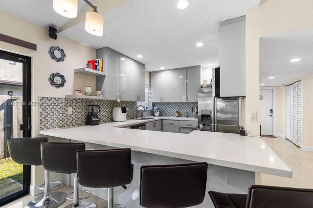 371 Fairway Cir 56, Weston, FL 33326