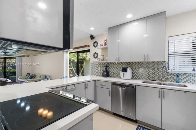 371 Fairway Cir 56, Weston, FL 33326