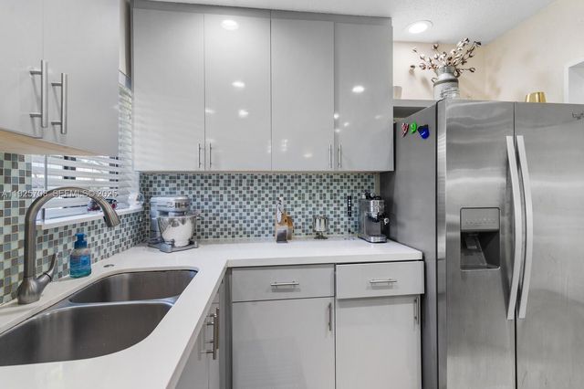 371 Fairway Cir 56, Weston, FL 33326