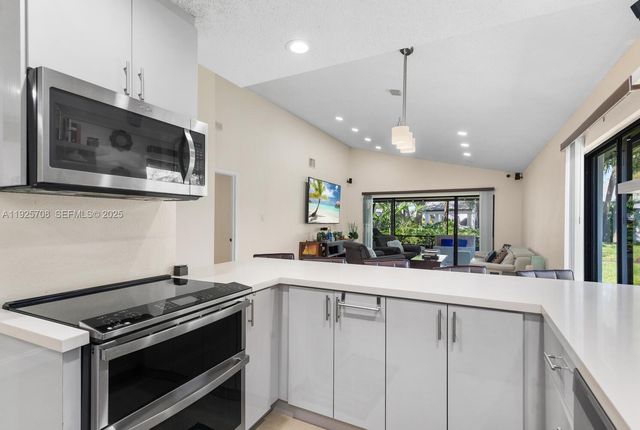 371 Fairway Cir 56, Weston, FL 33326
