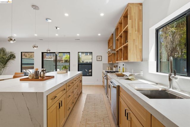 546 61St St, Oakland, CA 94609