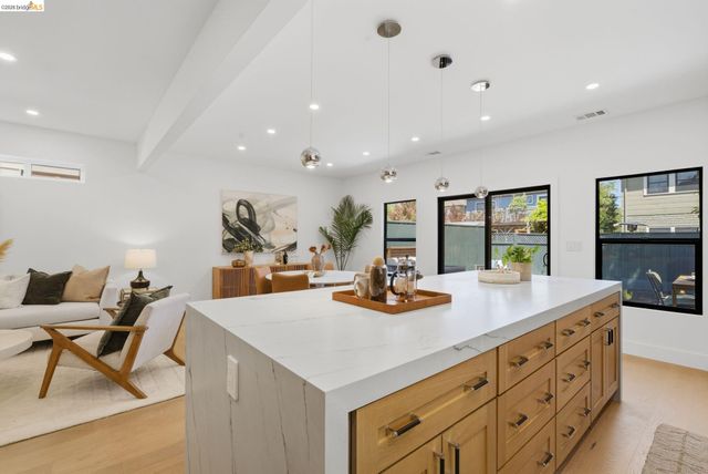 546 61St St, Oakland, CA 94609