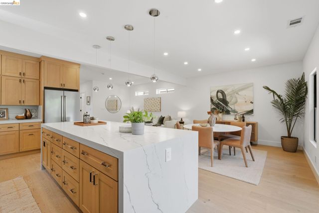 546 61St St, Oakland, CA 94609