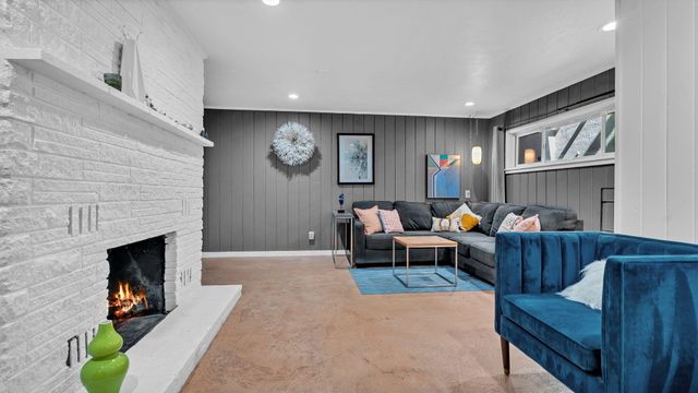 707 Richmond Drive SE, Albuquerque, NM 87106