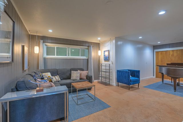 707 Richmond Drive SE, Albuquerque, NM 87106