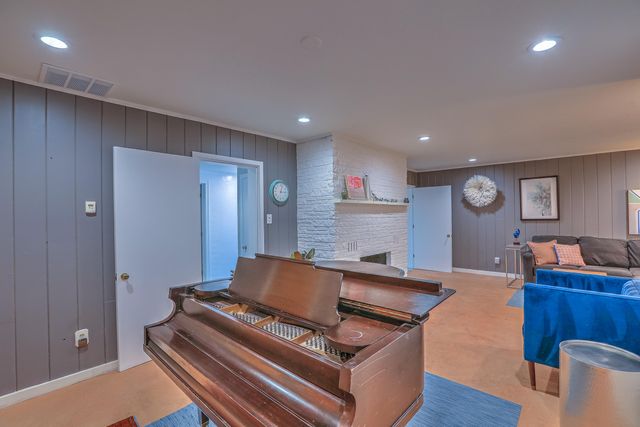 707 Richmond Drive SE, Albuquerque, NM 87106