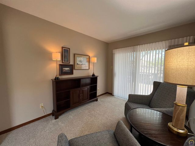 2420 SW Kings CT, Topeka, KS 66614