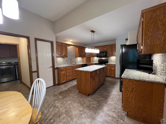 2420 SW Kings CT, Topeka, KS 66614