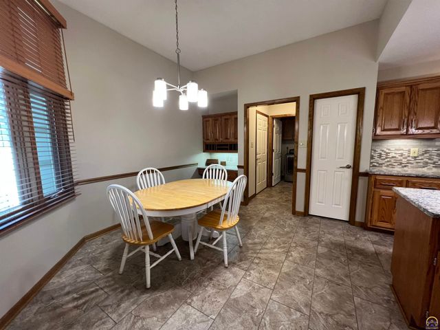 2420 SW Kings CT, Topeka, KS 66614