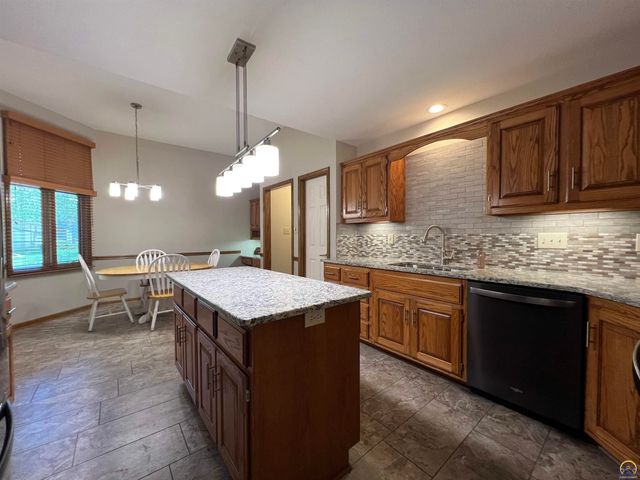 2420 SW Kings CT, Topeka, KS 66614