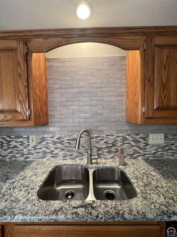 2420 SW Kings CT, Topeka, KS 66614