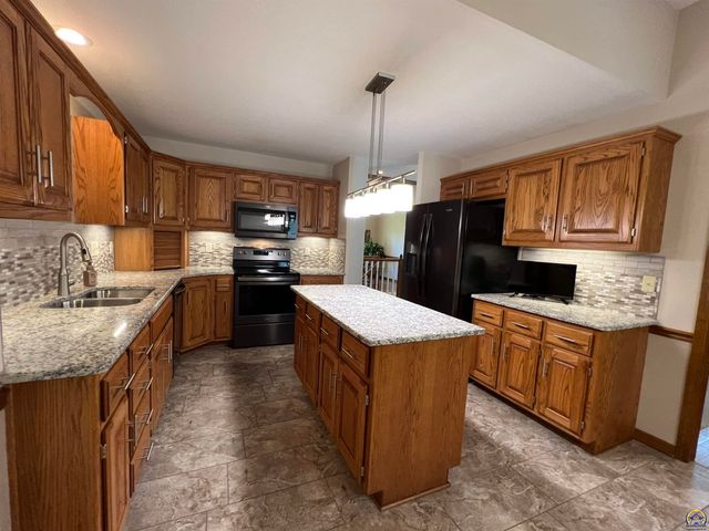 2420 SW Kings CT, Topeka, KS 66614