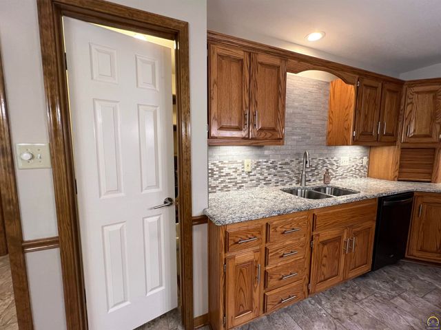 2420 SW Kings CT, Topeka, KS 66614