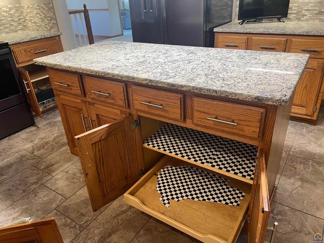 2420 SW Kings CT, Topeka, KS 66614