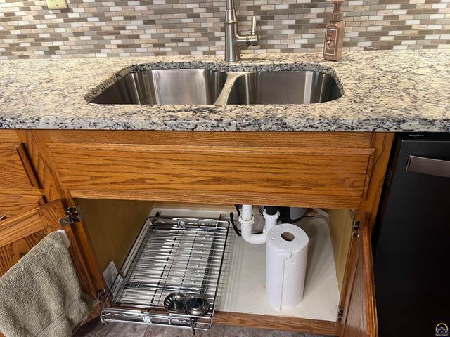 2420 SW Kings CT, Topeka, KS 66614