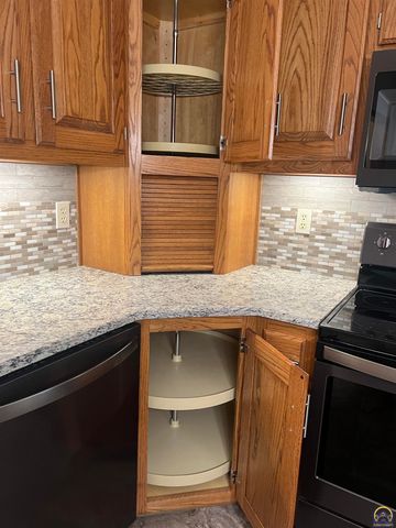 2420 SW Kings CT, Topeka, KS 66614