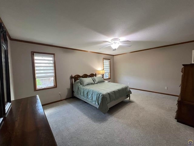 2420 SW Kings CT, Topeka, KS 66614