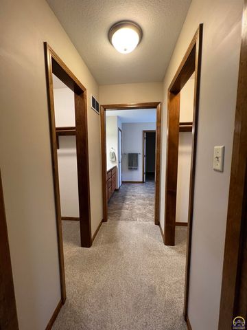 2420 SW Kings CT, Topeka, KS 66614