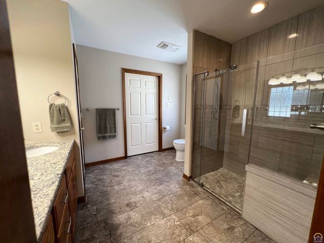 2420 SW Kings CT, Topeka, KS 66614