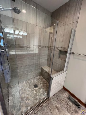 2420 SW Kings CT, Topeka, KS 66614