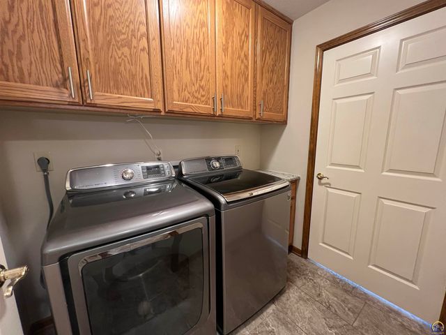 2420 SW Kings CT, Topeka, KS 66614