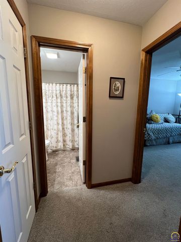 2420 SW Kings CT, Topeka, KS 66614
