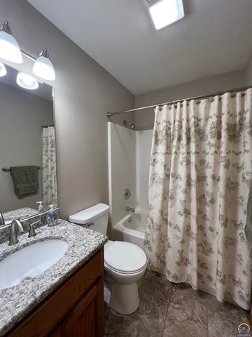 2420 SW Kings CT, Topeka, KS 66614