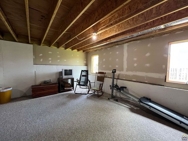 2420 SW Kings CT, Topeka, KS 66614