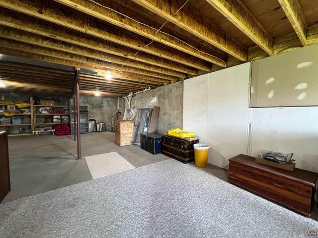 2420 SW Kings CT, Topeka, KS 66614
