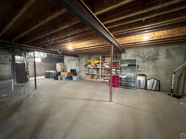 2420 SW Kings CT, Topeka, KS 66614