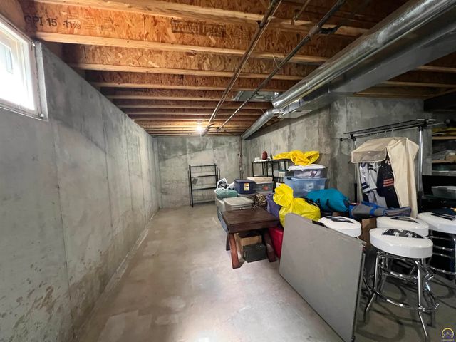 2420 SW Kings CT, Topeka, KS 66614