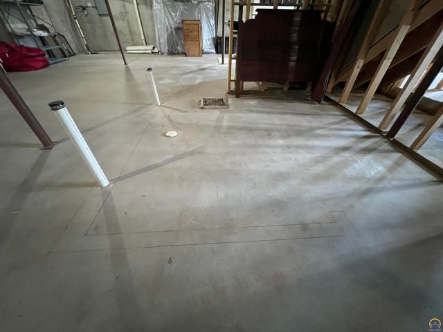 2420 SW Kings CT, Topeka, KS 66614