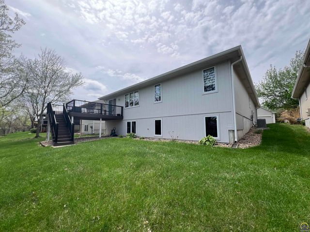 2420 SW Kings CT, Topeka, KS 66614