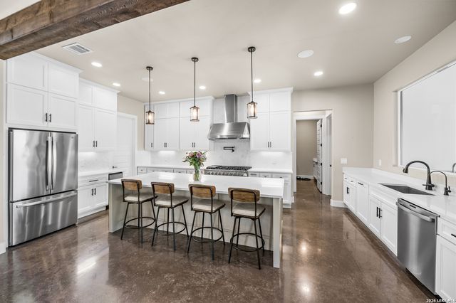 104 Juniper Ln, Boerne, TX 78006