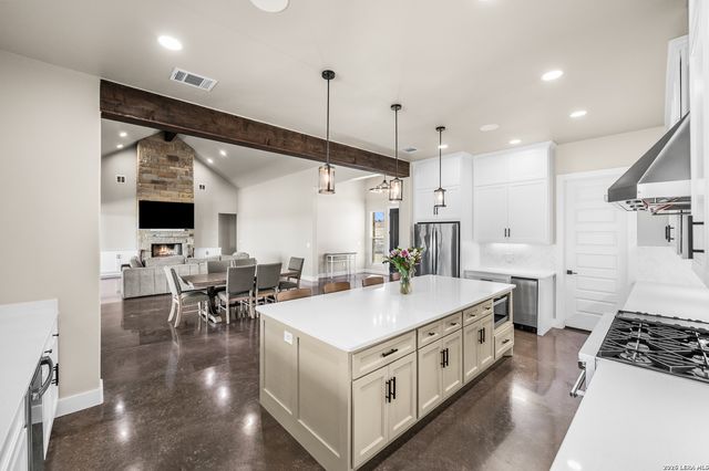 104 Juniper Ln, Boerne, TX 78006