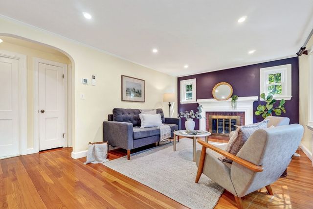 8 Sunnyfield Road, Bedford, MA 01730