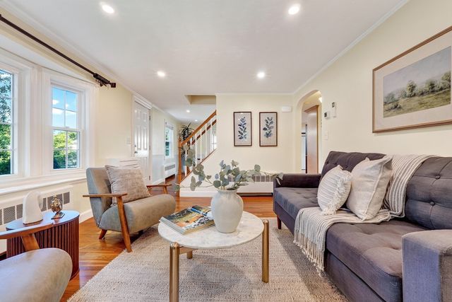 8 Sunnyfield Road, Bedford, MA 01730