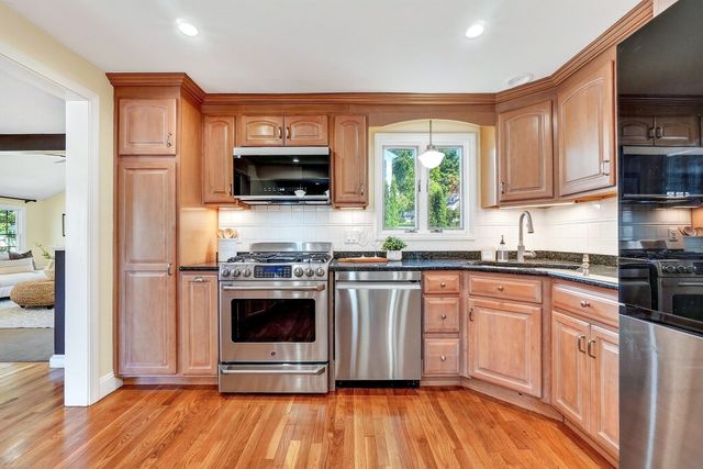 8 Sunnyfield Road, Bedford, MA 01730