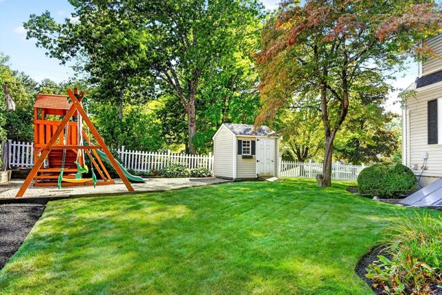 8 Sunnyfield Road, Bedford, MA 01730