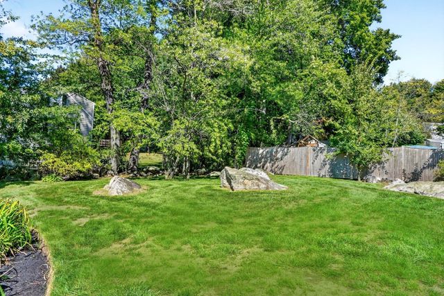 8 Sunnyfield Road, Bedford, MA 01730