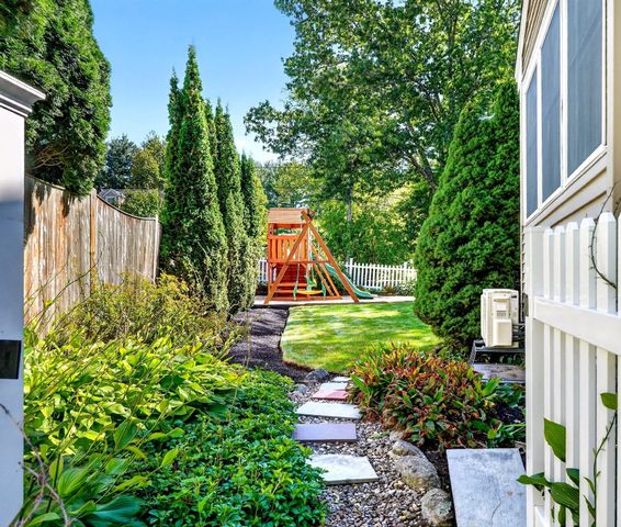 8 Sunnyfield Road, Bedford, MA 01730