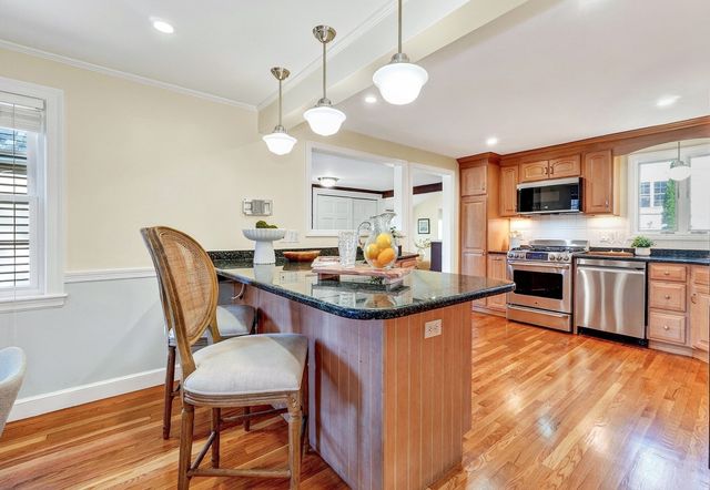 8 Sunnyfield Road, Bedford, MA 01730