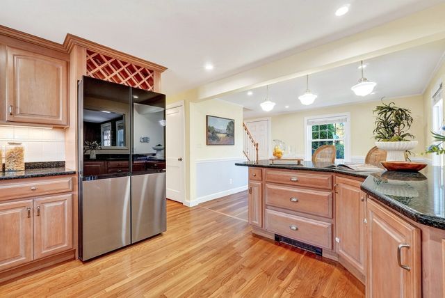 8 Sunnyfield Road, Bedford, MA 01730